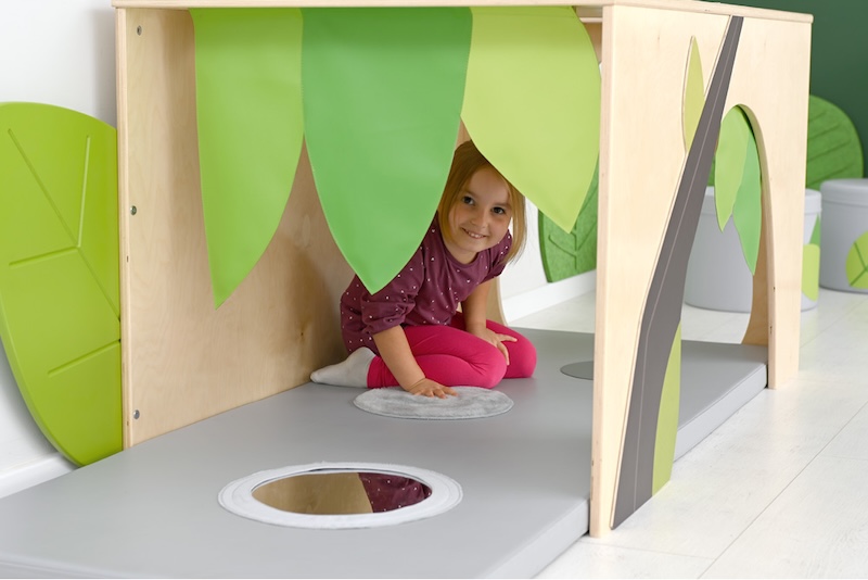 Aménagement coin motricité en classe passerelle TPS avec mobilier adapté